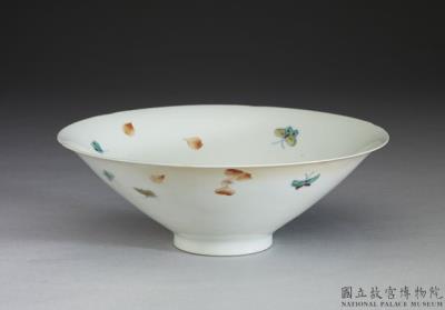 图片[2]-Bowl with lobed rim and wucai polychrome decoration of plum blossoms and butterflies, Ming dynasty, Chenghua reign (1495-1487)-China Archive